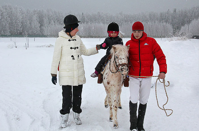 Катание детей на пони зимой за городом на природе подмосковья. Ферма в Потапово
